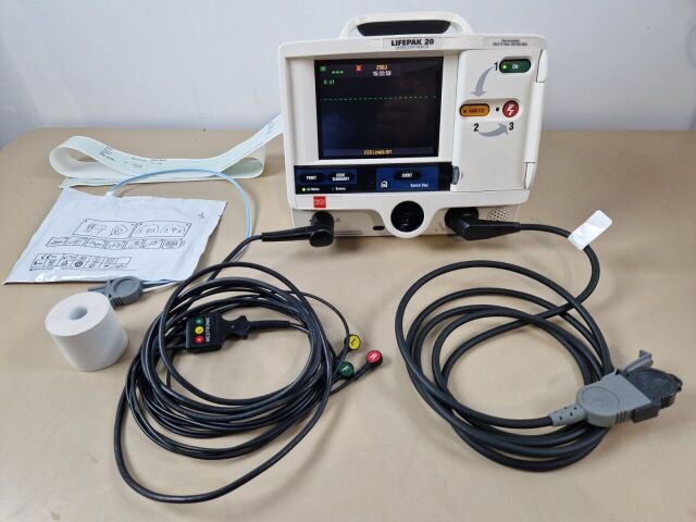 MEDTRONIC/PHYSIO-CONTROL LIFEPAK 20 Monitor with pacer and therapy cable Defibrillator