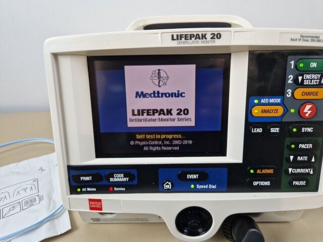 MEDTRONIC/PHYSIO-CONTROL LIFEPAK 20 Monitor with pacer and therapy cable Defibrillator