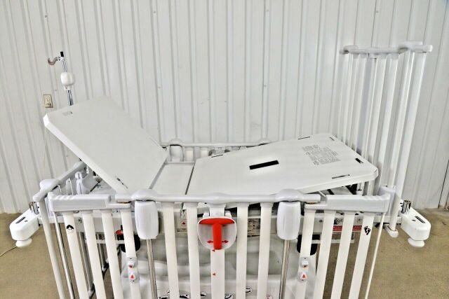 STRYKER Cub Pediatric Crib FL19H - 161109 Pediatric Crib