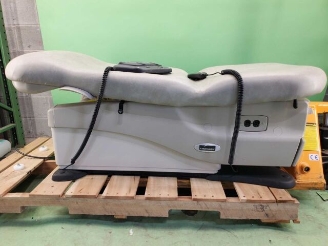 MIDMARK 625-001 Barrier Free Bariatric Exam Table (Year: 2012) w/ Footswitch