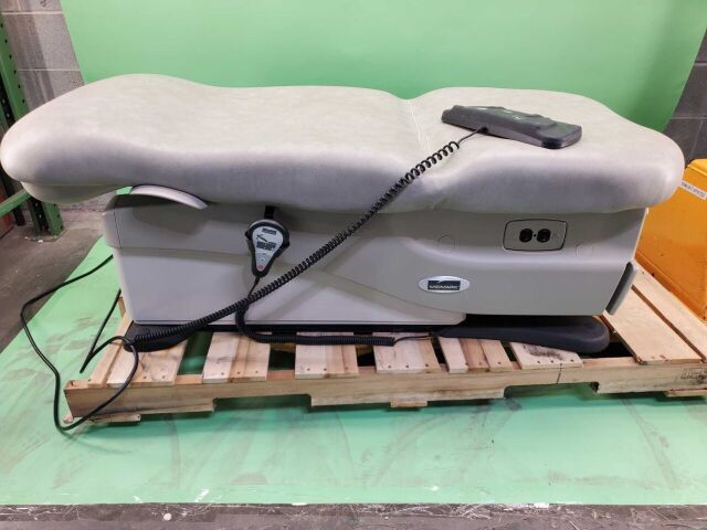 MIDMARK 625-001 Barrier Free Bariatric Exam Table (Year: 2012) w/ Footswitch