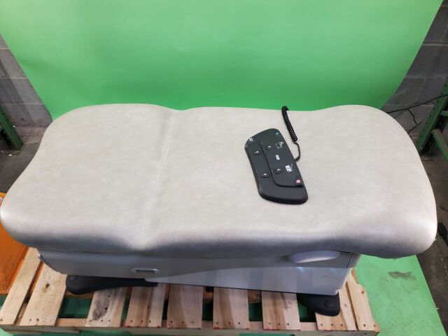 MIDMARK 625-001 Barrier Free Bariatric Exam Table (Year: 2012) w/ Footswitch