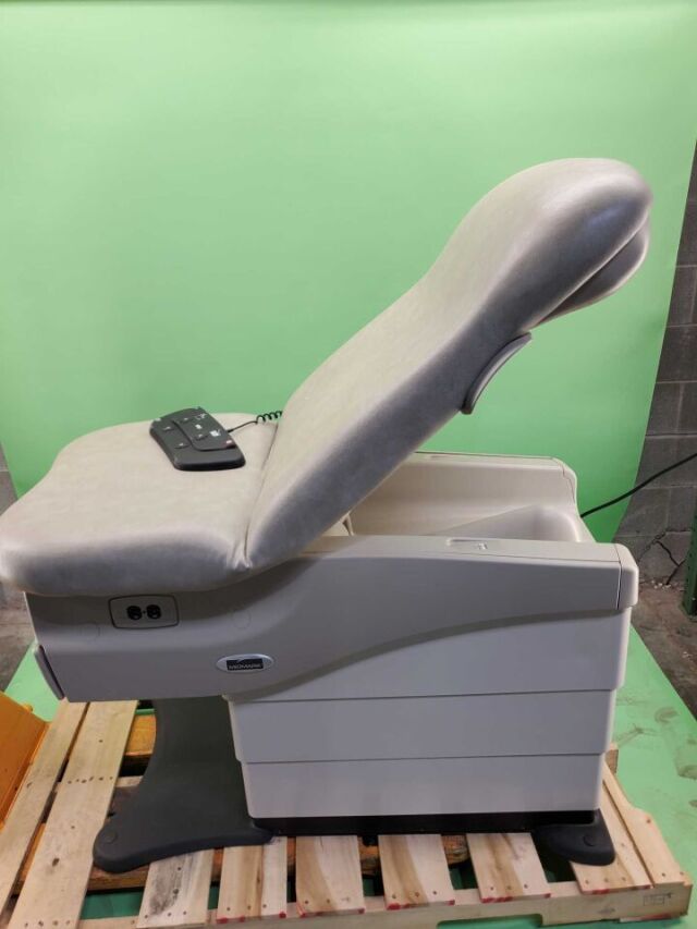 MIDMARK 625-001 Barrier Free Bariatric Exam Table (Year: 2012) w/ Footswitch