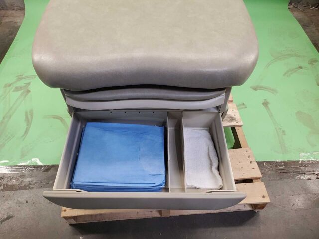 MIDMARK 625-001 Barrier Free Bariatric Exam Table (Year: 2012) w/ Footswitch