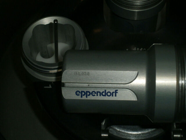 EPPENDORF 5702 Centrifuge