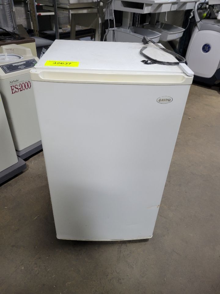 SR-3620W Refrigerator Freezer Auction