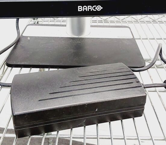 BARCO MDCG-5221 LOT OF 2 Monitor