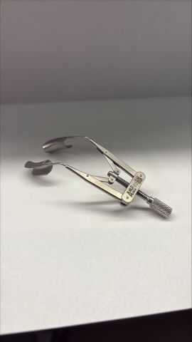 AMBLER SURGICAL Lieberman lid speculum
3 1/4'',adult size, thin, 17.0mm solid blades, nasal approach, adjustable thumb-screw tension