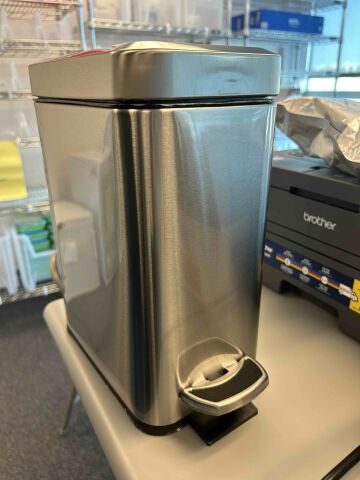 HOME ZONE 1 SMALL HOME ZONE STAINLESS STEEL TRASH CAN Liquid Handling