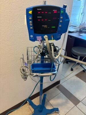 DINAMAP V100 BP Monitor