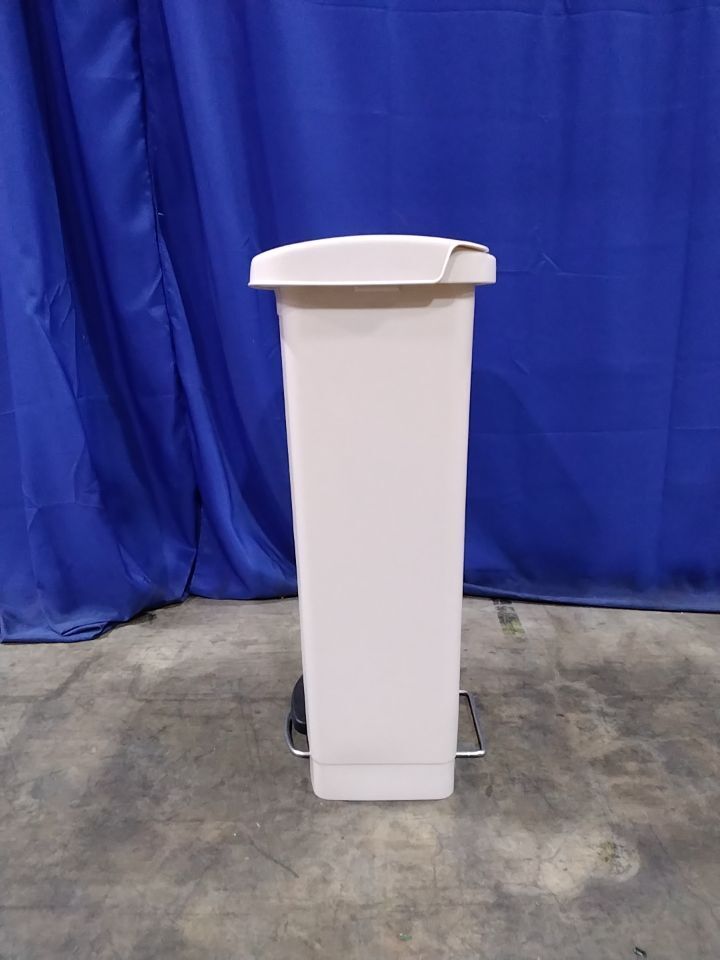RUBBERMAID Slim Jim Step-on Trash Can - Lot of 7