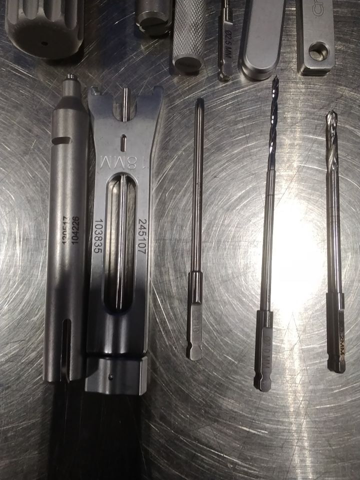 VARIOUS Various Surgical Tools